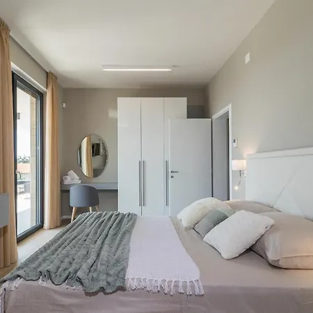 Beautiful Tihi Otok With Hydromassage Pool Near The Beach プーラ