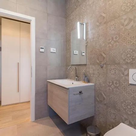 Beautiful Tihi Otok With Hydromassage Pool Near The Beach ヴィラ