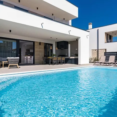 Beautiful Tihi Otok With Hydromassage Pool Near The Beach プーラ