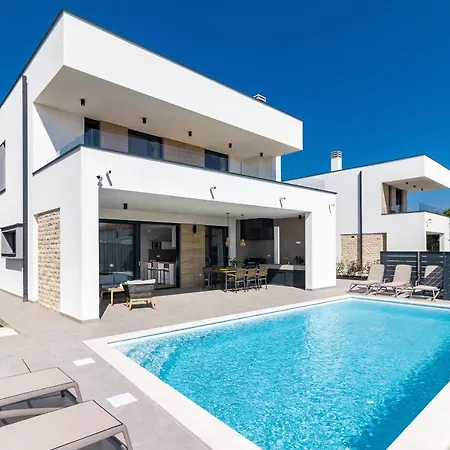 Beautiful Tihi Otok With Hydromassage Pool Near The Beach プーラ